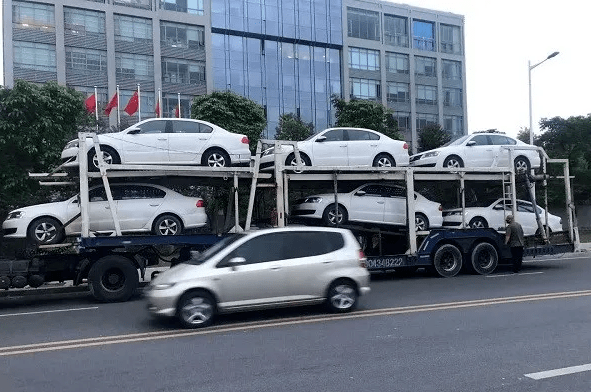 轎車運輸?shù)膬?yōu)勢有哪些-鑫邦運車